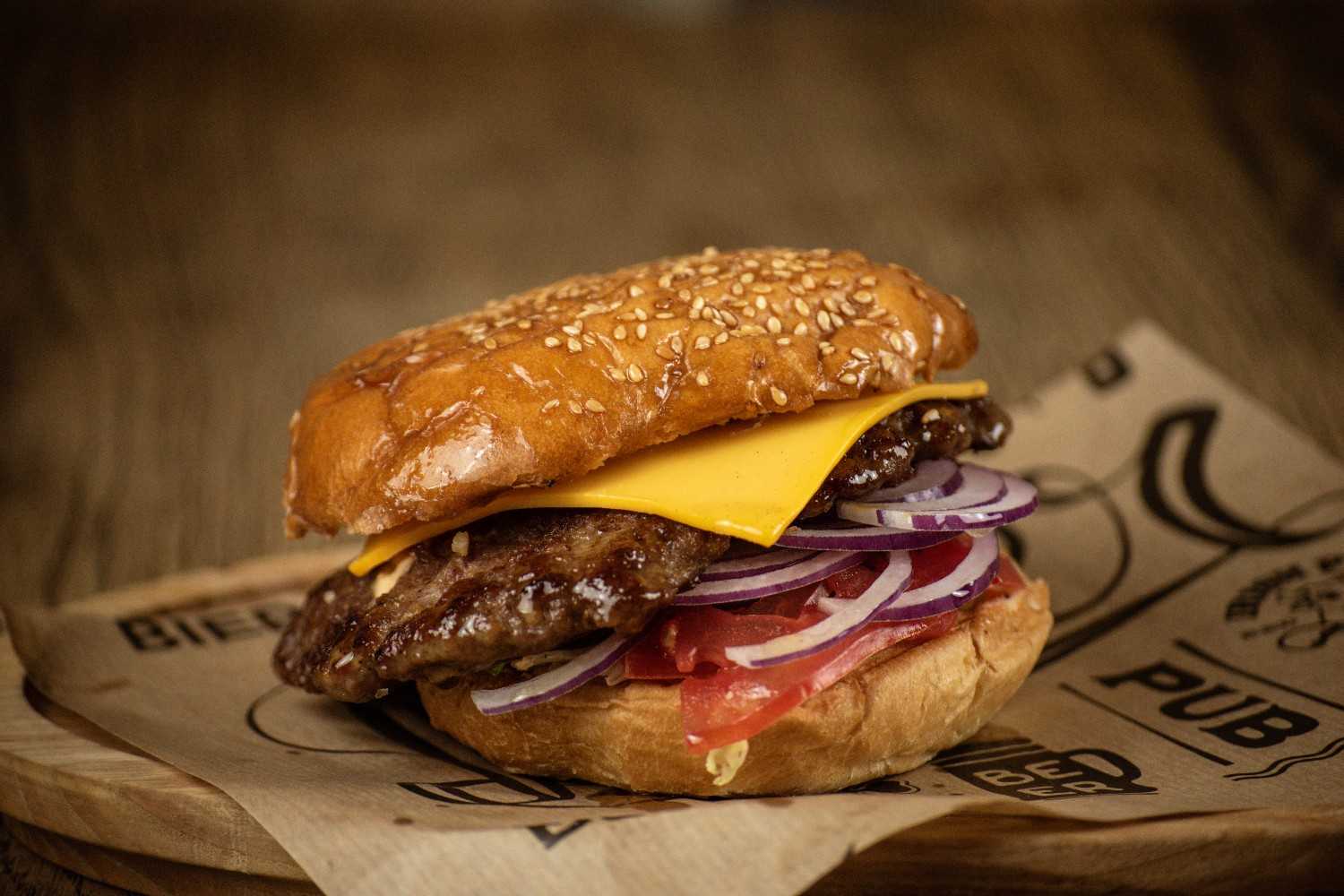 izvrsan juneći cheesburger u centru grada.